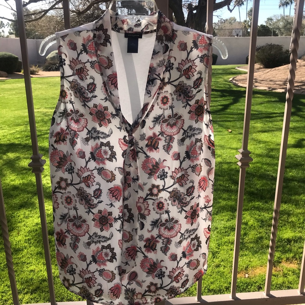 ANNE TAYLOR Sleeveless Floral Blouse